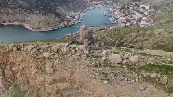 Destruido un abandonado la antigua fortaleza en las montañas Balaklava, Crimea.4k — Vídeo de stock