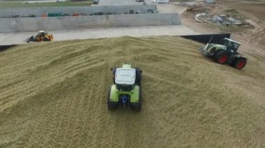 Bryansk, Rusya - Eylül 2016: Traktör yeni toplanmış ürünleri topluyor