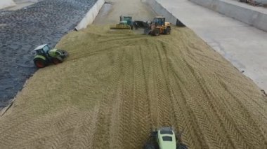 Bryansk, Rusya - Eylül 2016: Traktör yeni toplanmış ürünleri topluyor