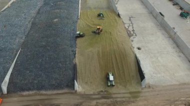 Bryansk, Rusya - Eylül 2016: Traktör yeni toplanmış ürünleri topluyor