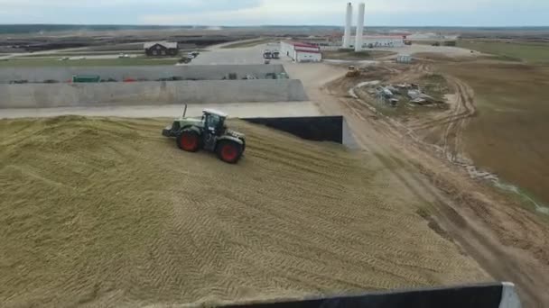 Bryansk, Rússia - setembro de 2016: trator coleta um monte de colheita recém-colhida — Vídeo de Stock