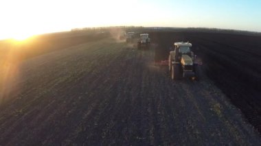 Bazı traktörler şafakta tarlayı sürebilirler.