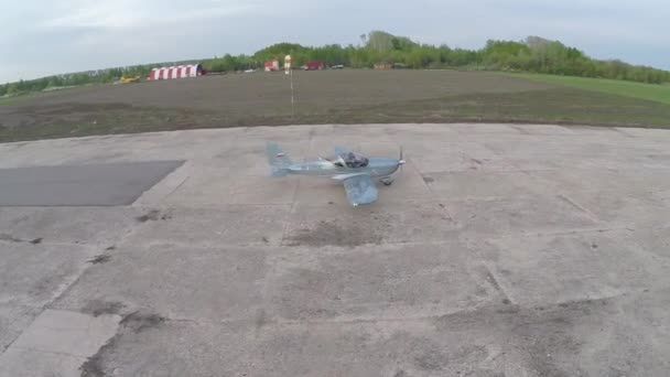 Avión pequeño despega de la pista — Vídeos de Stock