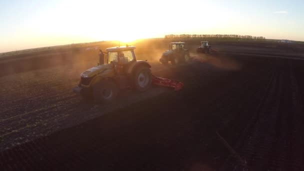 Деякі трактори можуть орати поле на світанку — стокове відео