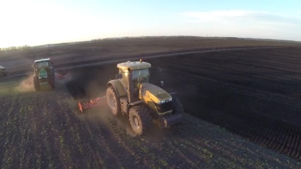 Alguns tratores podem arar um campo ao amanhecer — Vídeo de Stock