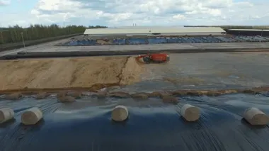 kırmızı özel makine besleme gövdesine yükleniyor