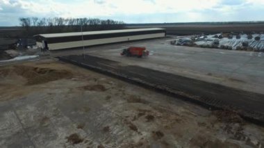 kırmızı özel makine besleme gövdesine yükleniyor