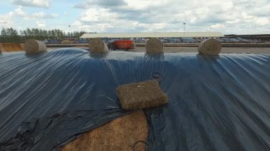 kırmızı özel makine besleme gövdesine yükleniyor