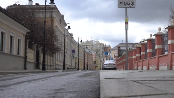 Заброшенная главная улица города из-за карантинного коронавируса — стоковое видео