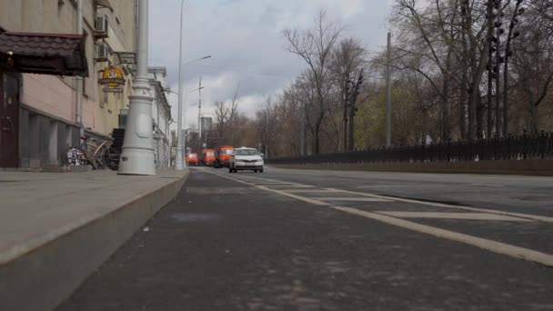 Se realizan servicios urbanos especiales de desinfección de la calzada desde el centro de la ciudad covid-19 — Vídeos de Stock