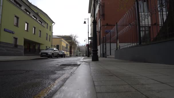 Заброшенная главная улица города из-за карантинного коронавируса — стоковое видео