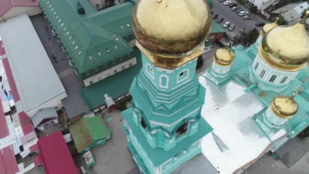 Temple dans la ville historique de Syzran, vue aérienne — Video