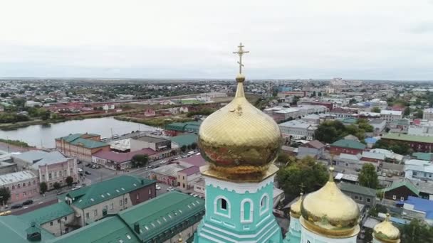 Templo en la histórica ciudad de Syzran, vista aérea — Vídeo de stock