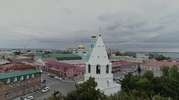 Temple dans la ville historique de Syzran, vue aérienne — Video