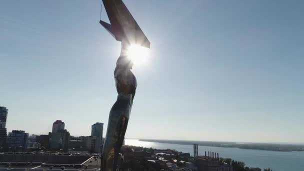 El monumento moderno "Monumento de la gloria" en Samara, la vista desde el aire — Vídeos de Stock