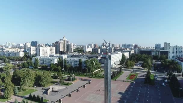 Le monument moderne "Monument de gloire" à Samara, la vue aérienne — Video