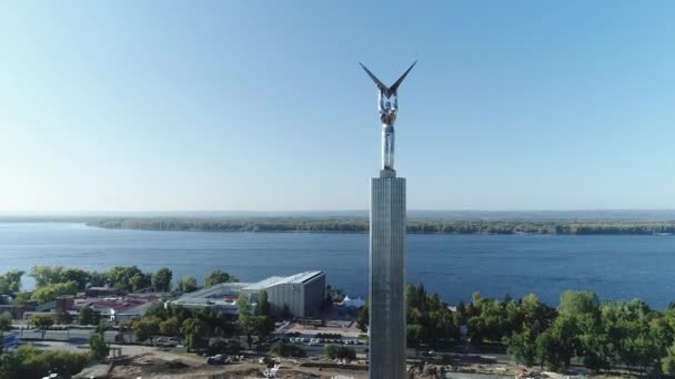 Современный памятник "Памятник славы" в Самаре, вид с воздуха — стоковое видео