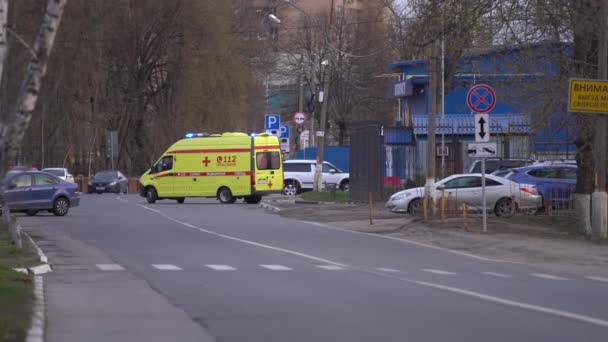 Ambulance se sirénou umožňuje spěchá pacientů s diagnózou koronaviru — Stock video