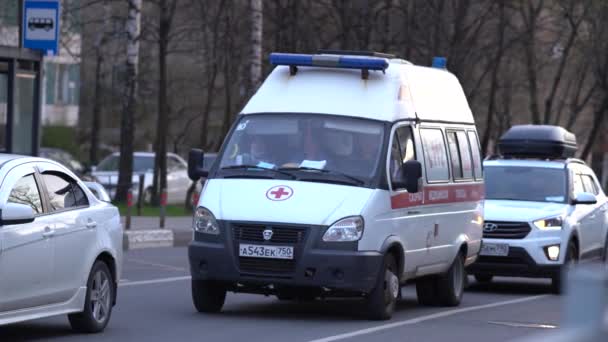 Швидка допомога потрапила в дорожній рух по дорозі до пацієнтів з діагнозом коронавірус. — стокове відео