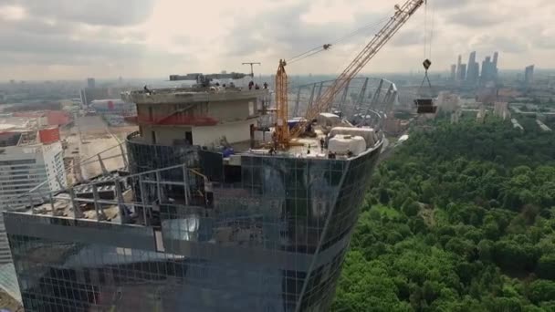 I costruttori sono in procinto di lavorare sul tetto di una torre alta, aerea — Video Stock