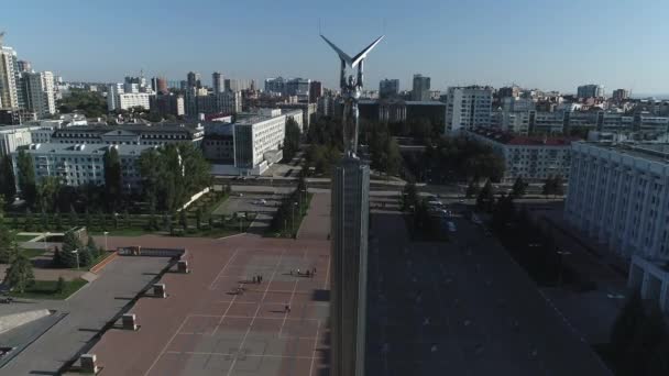 El monumento moderno "Monumento de la gloria" en Samara, la vista desde el aire — Vídeos de Stock