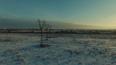 Elektrik hatları ve şafak vakti otoyol boyunca, yukarıdan görüş.