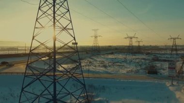 Elektrik hatları ve şafak vakti otoyol boyunca, yukarıdan görüş.