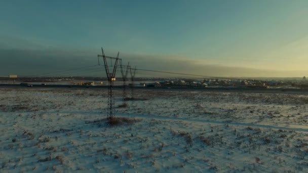 Elektriciteitsleidingen en langs de snelweg bij dageraad, uitzicht van bovenaf — Stockvideo