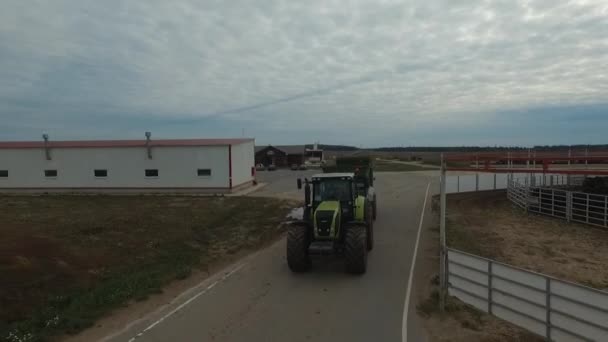 Traktor-Anhänger fährt um den Hof, Vieh — Stockvideo