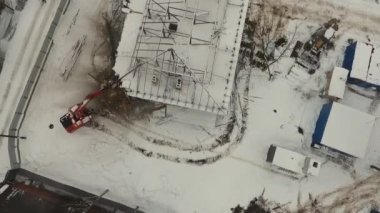 Kazıcı kışın harap olmuş eski evi yıkıyor. Hava görünümü
