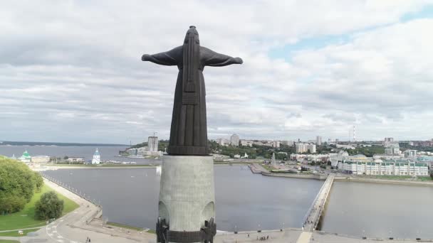 El monumento de la Madre Patrona en Cheboksary, la vista desde el aire — Vídeo de stock