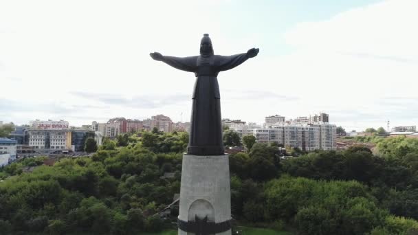 Monumentet av mor-beskyddare i Cheboksary, utsikten från luften — Stockvideo