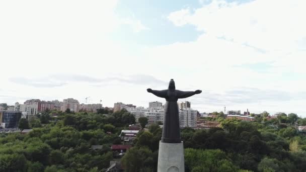 Το μνημείο της Μητέρας Πατρότητας στο Cheboksary, η θέα από τον αέρα — Αρχείο Βίντεο