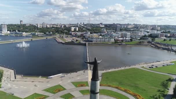 O dique em Cheboksary com vista para o centro histórico da cidade — Vídeo de Stock