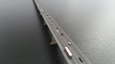 Sonbahar. Volga nehri üzerindeki uzun yol köprüsü, havadan manzara..
