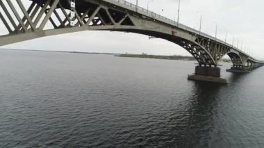 Sonbahar. Volga nehri üzerindeki uzun yol köprüsü, havadan manzara..