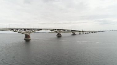 Sonbahar. Volga nehri üzerindeki uzun yol köprüsü, havadan manzara..
