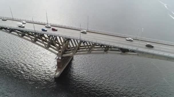 Outono. ponte de estrada longa sobre um rio largo Volga, a vista do ar . — Vídeo de Stock