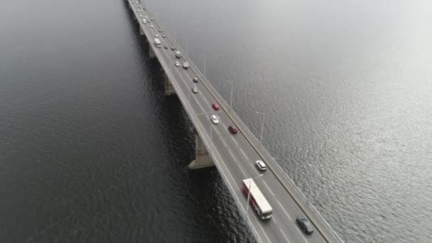 Sonbahar. Volga nehri üzerindeki uzun yol köprüsü, havadan manzara.. — Stok video