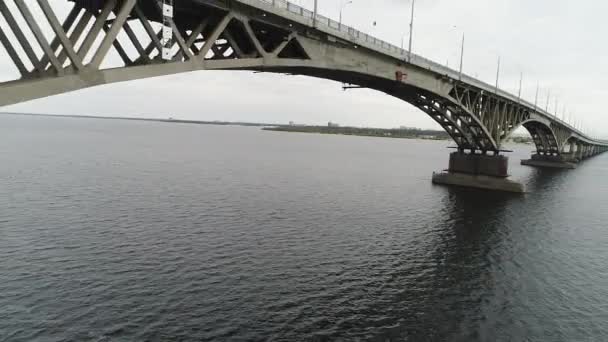 Otoño. largo puente de carretera sobre un amplio río Volga, la vista desde el aire . — Vídeos de Stock