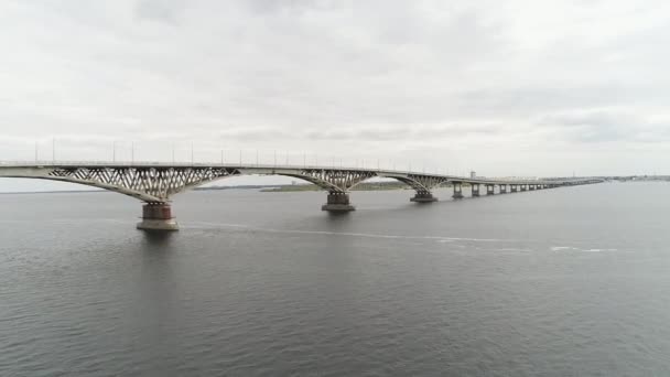 Φθινόπωρο. μεγάλη οδική γέφυρα πάνω από ένα ευρύ ποταμό Βόλγα, η θέα από τον αέρα. — Αρχείο Βίντεο