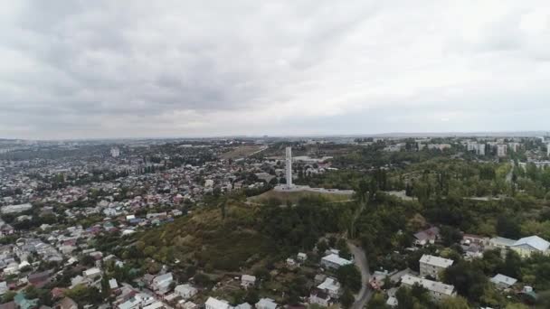 Otoño, el complejo Memorial "Grúas" en el Parque de la Victoria en la montaña de Sokolova Saratov, Rusia vista aérea — Vídeos de Stock