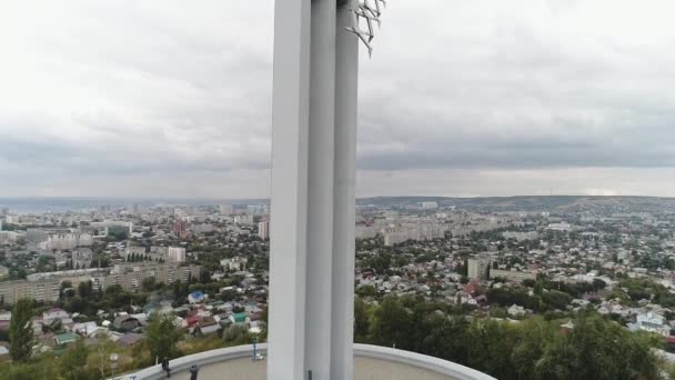 O complexo comemorativo "Guindastes" no Parque de Vitória em montain de Sokolova, visão aérea — Vídeo de Stock