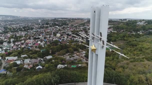 O complexo comemorativo "Guindastes" no Parque de Vitória em montain de Sokolova, visão aérea — Vídeo de Stock