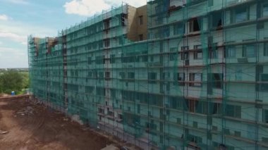 Modern bir devlet hastanesi inşa etme süreci. Gökyüzünün manzarası.