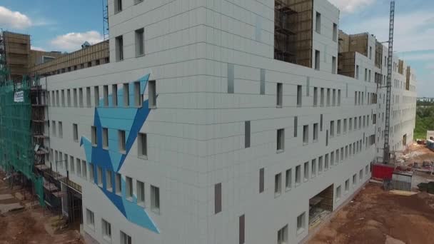 Modern bir devlet hastanesi inşa etme süreci. Gökyüzünün manzarası. — Stok video