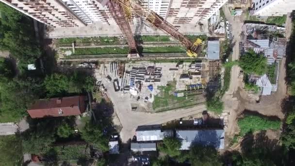 Robotnicy budowlani budujący budynek mieszkalny na polu, widok z powietrza — Wideo stockowe