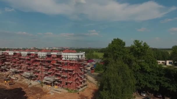 A construção de uma nova, moderna vista aérea complexo residencial — Vídeo de Stock