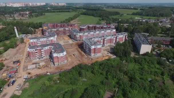 Budowa nowego, nowoczesnego kompleksu mieszkalnego z widokiem z powietrza — Wideo stockowe