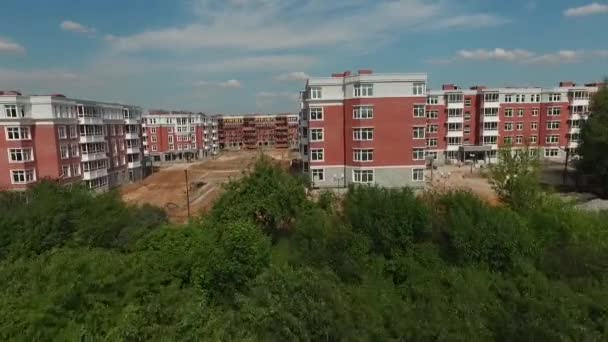 De bouw van een nieuw, modern wooncomplex vanuit de lucht — Stockvideo